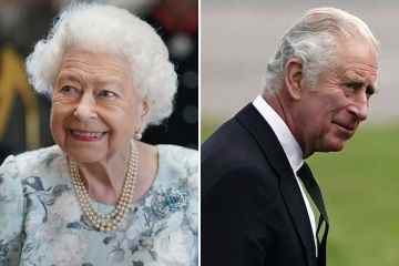 Die neuesten Tribute an die Königin, als der trauernde Charles Fans im Buckingham Palace trifft