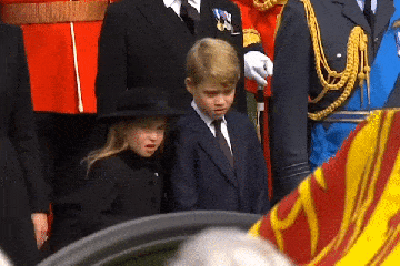 Der süße Moment, in dem Charlotte Prinz George an das königliche Protokoll zu erinnern scheint