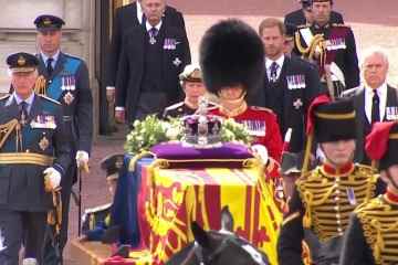 Charles führt Royals in einer düsteren Prozession hinter dem Sarg der Königin nach Westminster