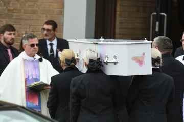 Trauernde tragen den schmetterlingsbedeckten Sarg der ermordeten Olivia zur Beerdigung