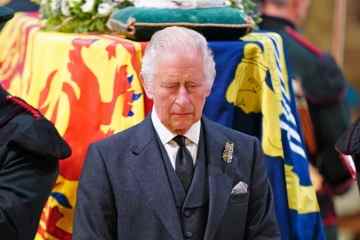 Charles „gequält vor Angst“, schaffte es aber, die Tränen am Sarg der Königin zurückzuhalten