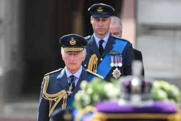 Der Sarg der Königin verlässt den Palast zum letzten Mal, während Charles die Prozession anführt