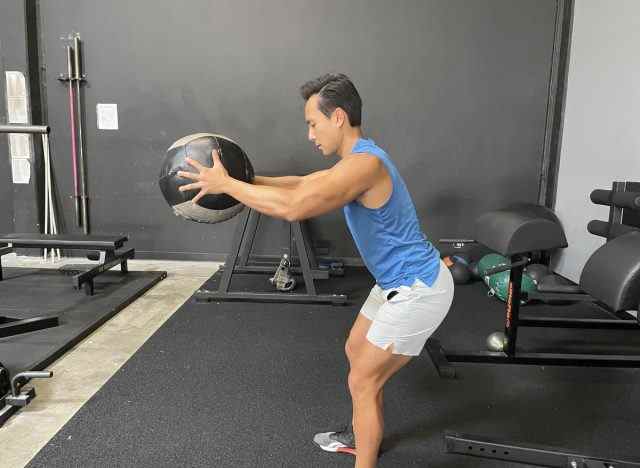 Medizinball-Slams-Übung für einen fitteren Körper nach 50