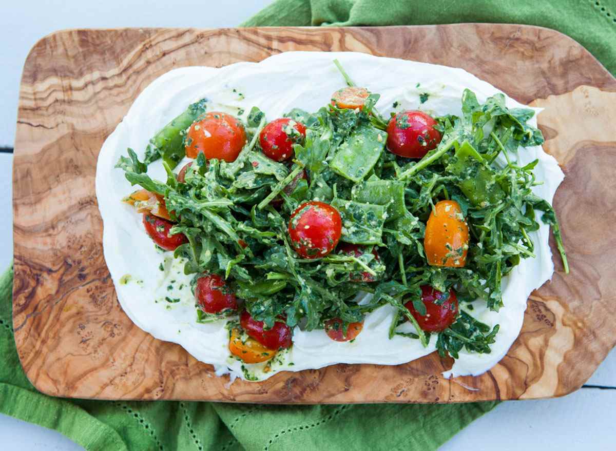 Ricotta-Tomaten-Rucola-Salat auf Holzbrett mit grünem Geschirrtuch gesund mit nedi