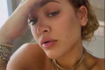 Rita Ora zieht sich für einen heißen Saunagang nackt aus
