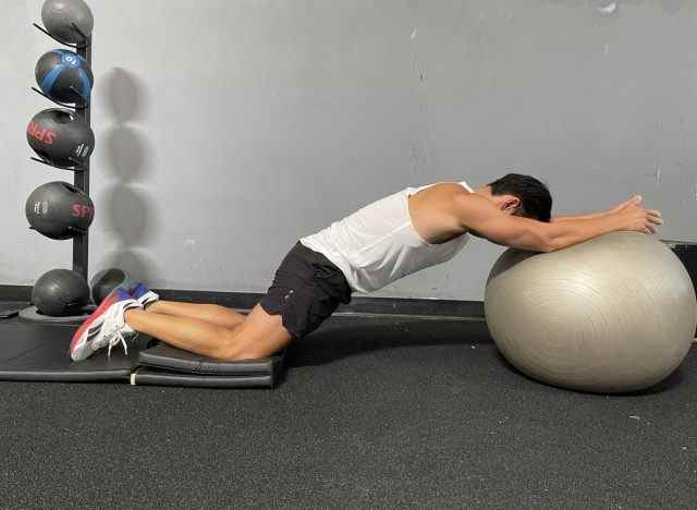 Stabilitätsball-Rollout-Übungen, um stärkere Übungen in Ihren 60ern aufzubauen