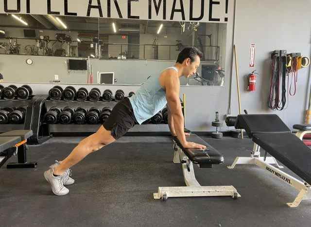 Schrägliegeübungen, um in deinen 60ern stärkere Muskeln aufzubauen