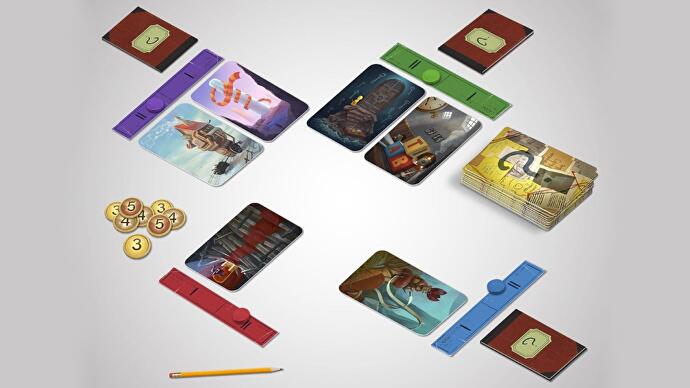 Die Karten und Token des Detective Club-Brettspiels liegen wie im Spiel.  In diesem ziemlich steifen Bild ist sogar ein Bleistift abgebildet.