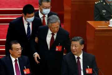 Wachen marschieren mit Ex-China-Präsident Hu Jintao von der Abschlusszeremonie der Kommunistischen Partei ab