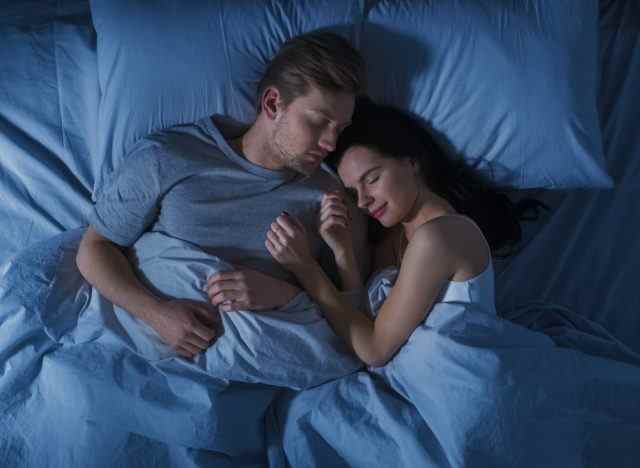 Glückliches Paar, das friedlich schläft, was mit Ihrem Körper passiert, wenn Sie acht Stunden schlafen