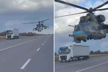 Unglaublicher Moment, in dem ein ukrainischer „fliegender Panzer“-Hubschrauber über Lastwagen und Autos hinwegfliegt