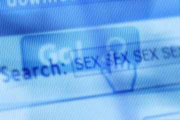 Kranke Seiten, auf denen MILLIONEN von ahnungslosen Frauen „deepfaked in Pornos“ entlarvt wurden