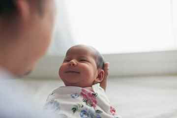 Der werdende Vater wählt den perfekten Babynamen dank 12 strenger Regeln, an die er sich halten muss