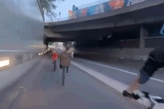 Radfahrer schubst Wheelie-Fahrer aus dem Weg und stürzt – wer hat Recht?