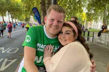 Der Läufer stoppt den London Marathon 1 Meile vor dem Ziel … um seiner Freundin einen Heiratsantrag zu machen