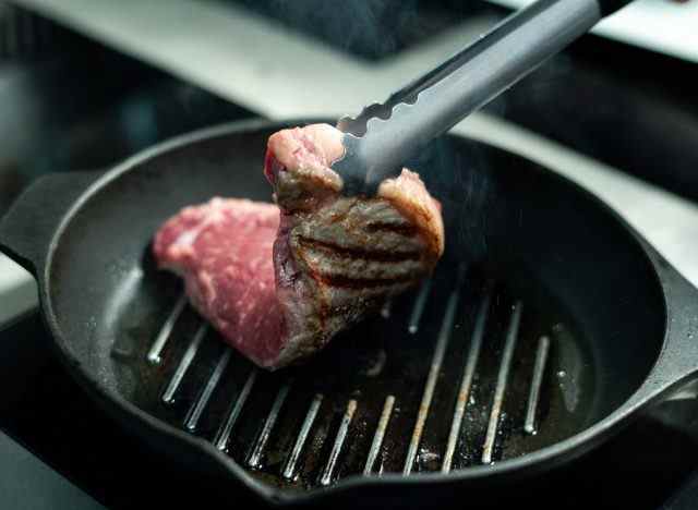 Steak aus Gusseisen kochen