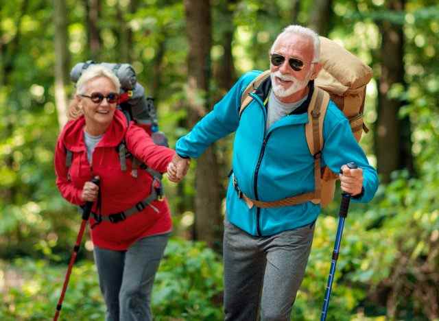 Älteres Paar beim Wandern, das zeigt, wie man nach 60 Muskelmasse wiedererlangt