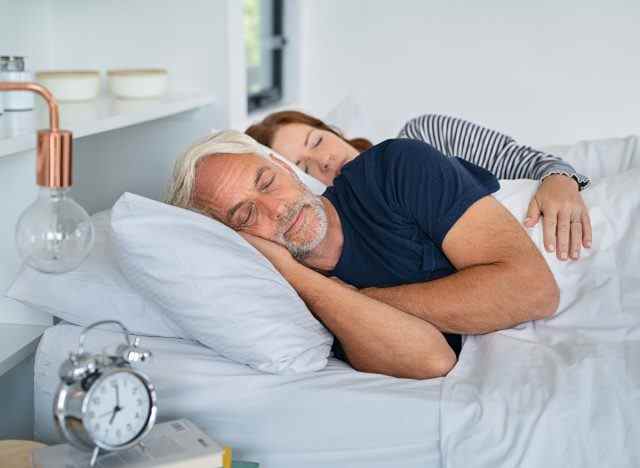 reifes Paar, das friedlich schläft, Gewohnheiten, die das Altern verlangsamen
