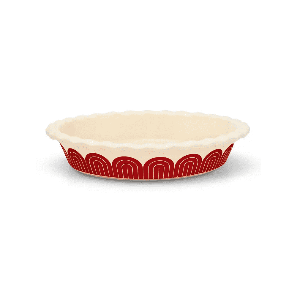Sahne und rot überbackene keramische Tortenplatte auf weißem Hintergrund