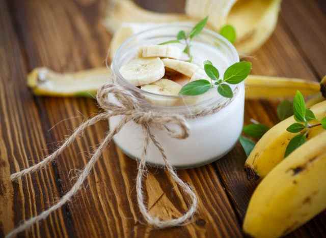 Joghurtgewohnheiten zur Gewichtsreduktion, Banane zu Joghurt hinzugefügt