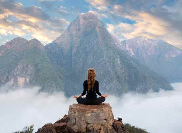 ruhige Bergkulisse Yoga