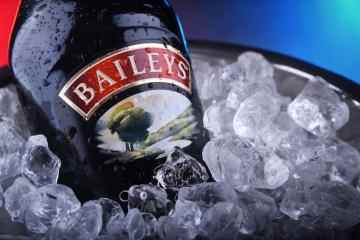 Ein großer Supermarkt verkauft die billigste 1-Liter-Flasche Baileys für 10 £