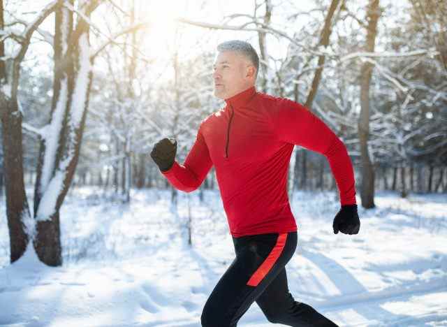 mann, der draußen im schnee läuft, gesunde urlaubsgewohnheiten zur gewichtsabnahme