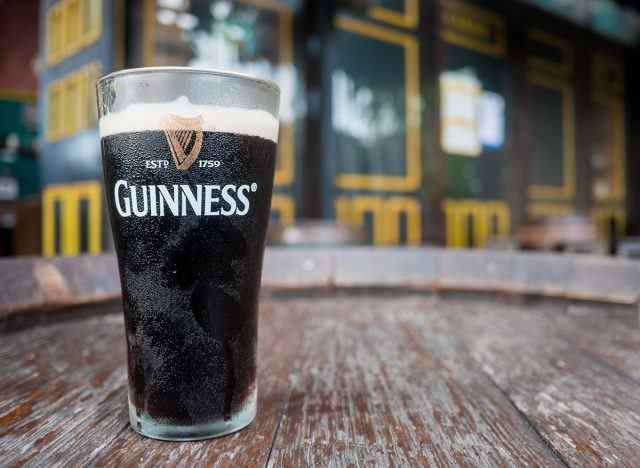 Guinness-Glas gefüllte Nahaufnahme