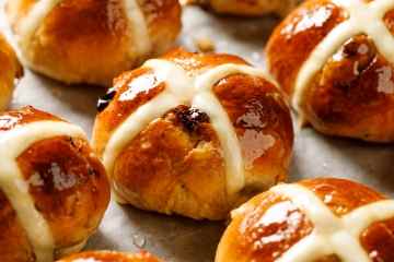 So backen Sie Hot Cross Buns für Ostern in Ihrem Brotbackautomaten