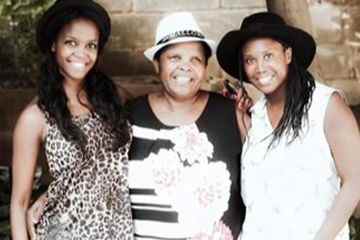 Streng genommen posieren Motsi Mabuse und Schwester Oti mit selten gesehenen Familienmitgliedern 