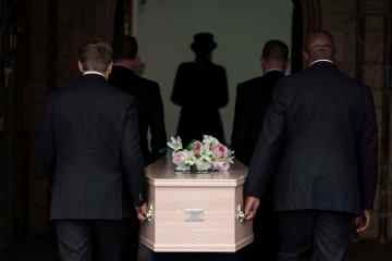 Hunderte von trauernden Erwachsenen haben sich durch die Bezahlung einer Beerdigung verschuldet