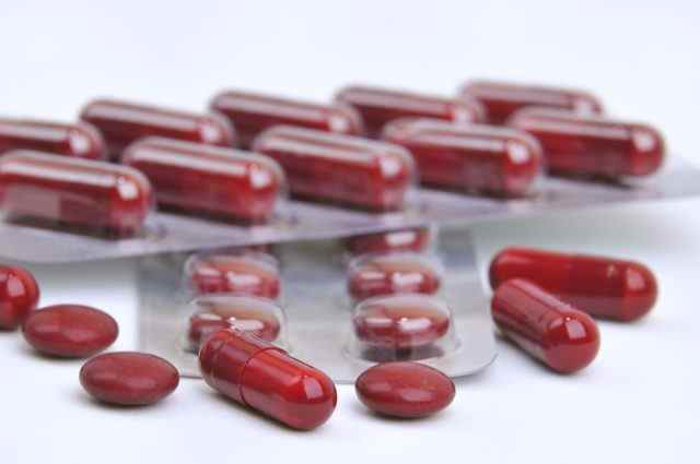 Auswahl an roten Pillen und Kapseln mit Eisenpräparaten