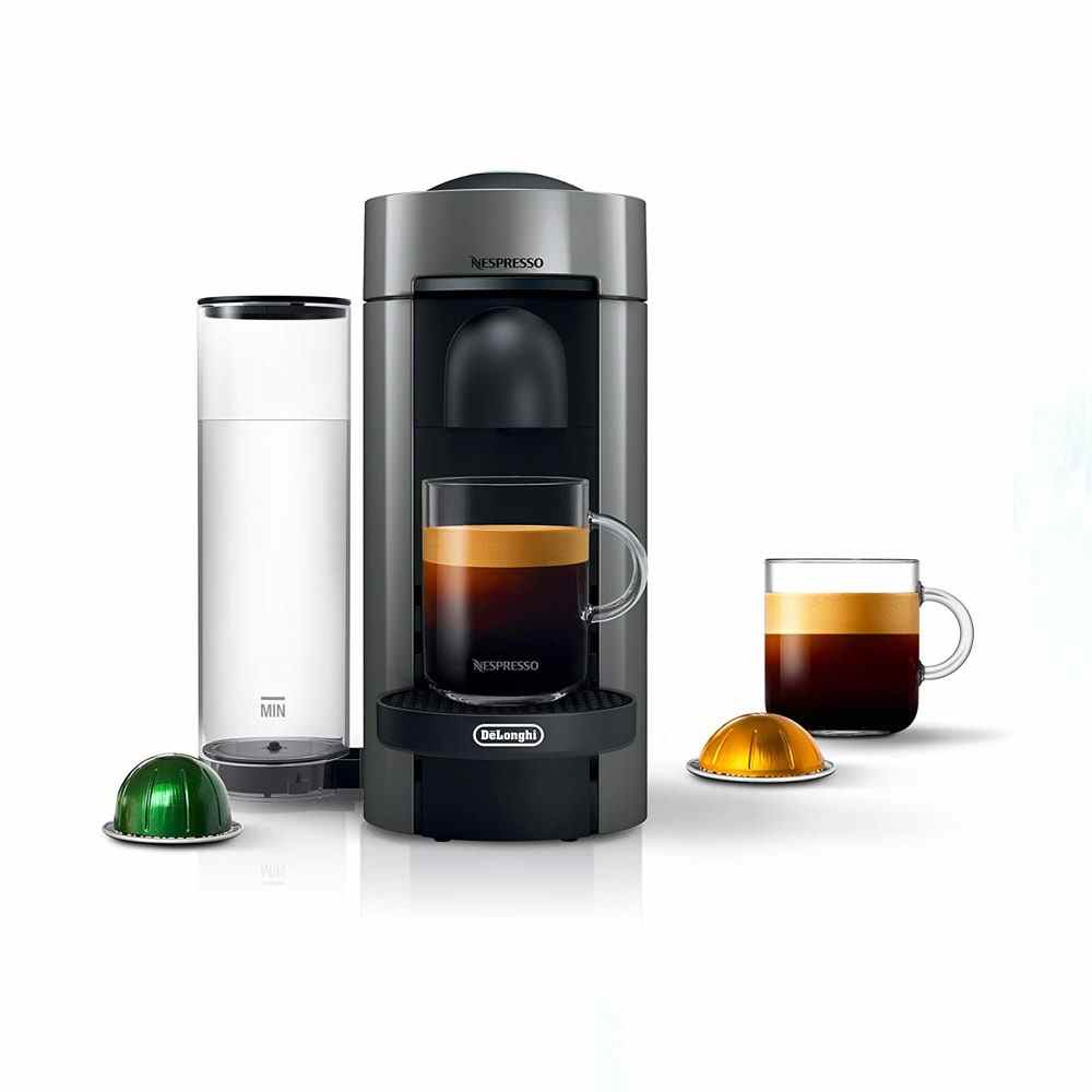 Schwarzer Nespresso VertuoPlus Kaffee- und Espressokocher von De'Longhi und Glaskaffeebecher auf weißem Hintergrund
