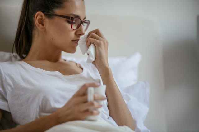 Junge Frau mit Grippe