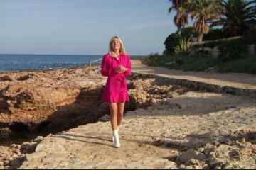 Danni Menzies von A Place In the Sun lässt ihre Beine in einem pinkfarbenen Outfit blitzen