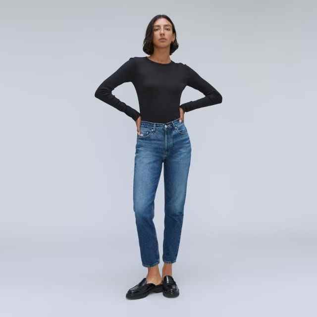 Frau trägt Jeans von Everlane aus den 90ern