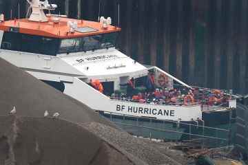Moment Französische Marine „übergibt“ Migrantenboote im „Taxidienst“ an Großbritannien