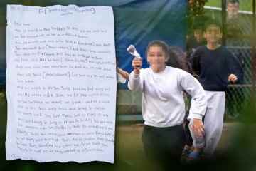 Herzzerreißende Notiz „von Mädchen, das um Hilfe bittet, über den Zaun des Migrantenzentrums geworfen“
