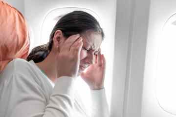 Passagier schlägt Mann dafür ein, dass er sie nicht auf die Flugzeugtoilette gehen ließ – aber die Leute sind geteilter Meinung