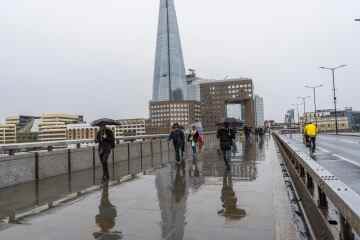 Starker und gewitternder Regen mit stürmischen Winden, die Großbritannien in einer Woche wilder Stürme heimsuchen