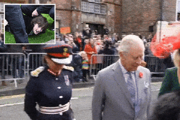 In diesem Moment verhaften Polizisten den Jungen, der Charles mit Eiern beworfen hat, aber der König zuckt kaum zusammen