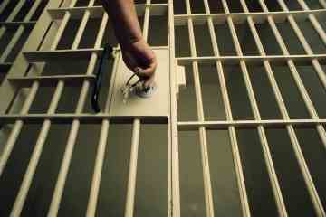 Gefängnisse sind VOLL & Briten müssen jetzt dafür bezahlen, Betrüger in Polizeizellen unterzubringen