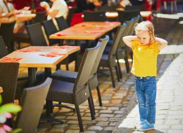 Kind allein im Restaurant