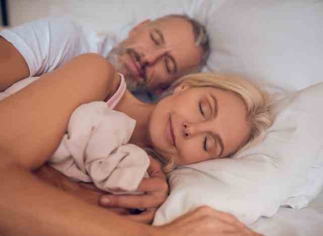 reifes Paar, das friedlich schläft und Gewohnheiten demonstriert, um die Muskelmasse nach 50 zu erhalten