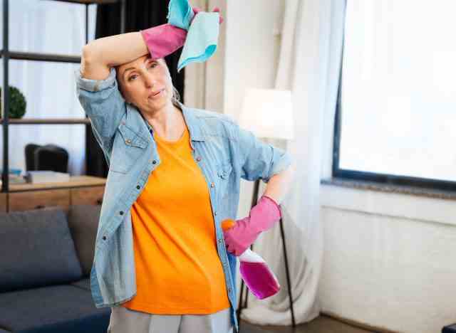 Frau müde beim Putzen zu Hause, Konzept der Zeichen, die Sie brauchen, um Gewicht zu verlieren