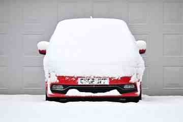 Wie entfernt man Schnee von seinem Auto, ohne den Lack zu zerkratzen?