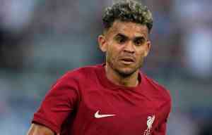 Liverpool schlägt mit Diaz nach einer Knieoperation für DREI MONATE aus