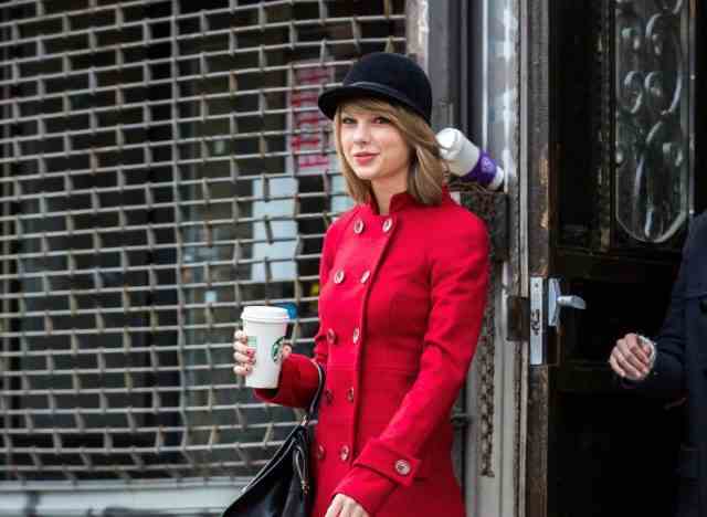 Taylor Swift trinkt Starbucks