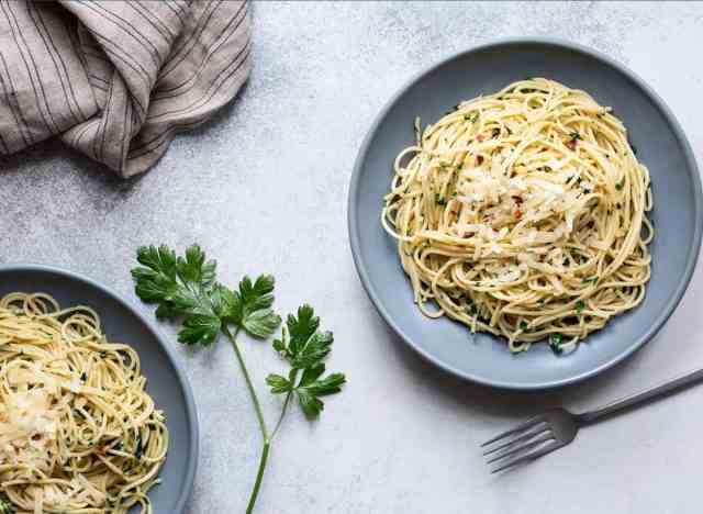 Spaghetti mit Knoblauch, Sardellen und Petersilie