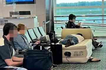 Passagier wurde sowohl als „genial“ als auch als „egoistisch“ bezeichnet, weil er eine Luftmatratze auf einem Flughafen benutzte